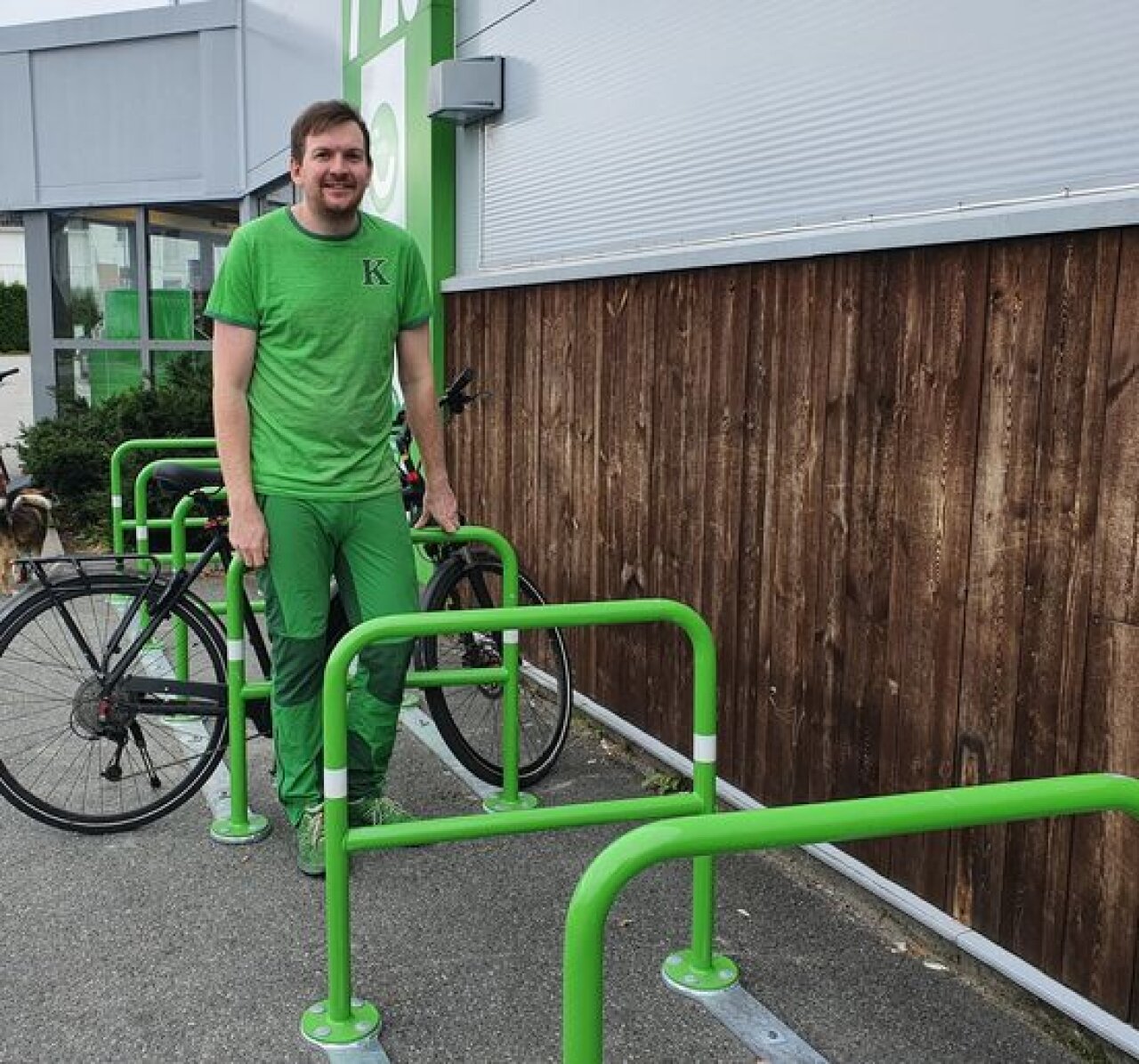 Bilde av Butikksjef på Kiwi Frogner foran nye grønne sykkelstativ.