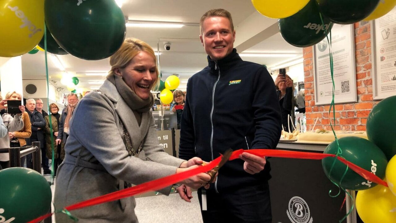 Bilde av ordføreren og butikksjefen som klipper snoren på Joker Hesselbergsgate.